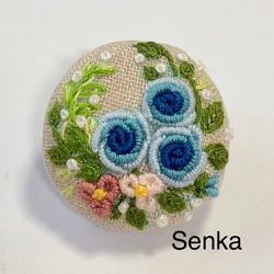 刺繍ブローチor刺繍ヘアゴム　ブルーの薔薇　立体刺繍　ブルーのグラデーション 1枚目の画像