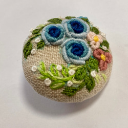 刺繍ブローチor刺繍ヘアゴム　ブルーの薔薇　立体刺繍　ブルーのグラデーション 2枚目の画像