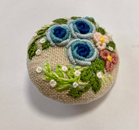 刺繍ブローチor刺繍ヘアゴム　ブルーの薔薇　立体刺繍　ブルーのグラデーション 2枚目の画像