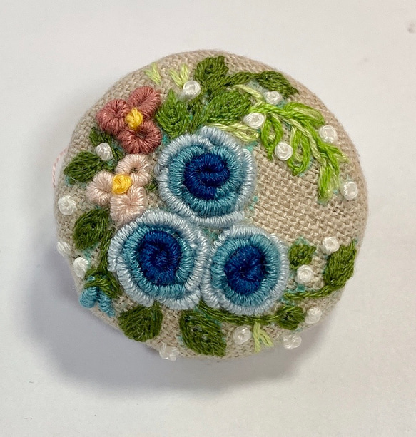 刺繍ブローチor刺繍ヘアゴム　ブルーの薔薇　立体刺繍　ブルーのグラデーション 4枚目の画像