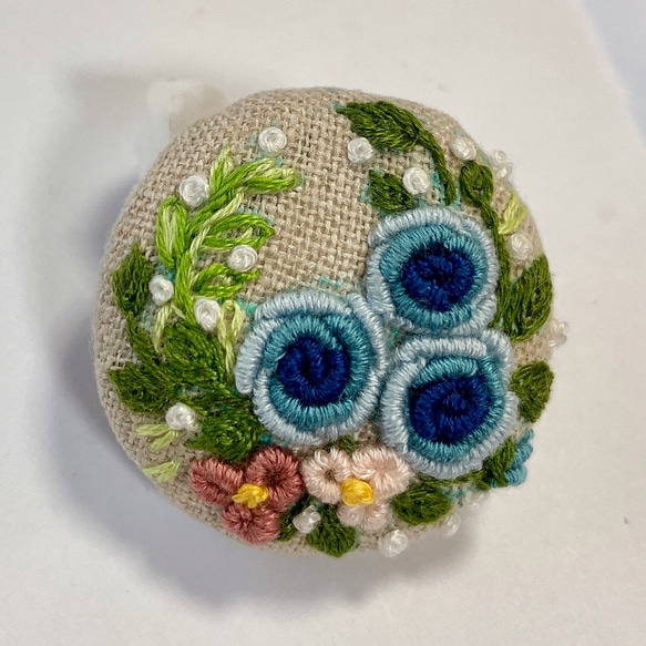 刺繍ブローチor刺繍ヘアゴム　ブルーの薔薇　立体刺繍　ブルーのグラデーション 5枚目の画像