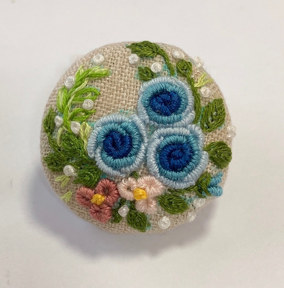 刺繍ブローチor刺繍ヘアゴム　ブルーの薔薇　立体刺繍　ブルーのグラデーション 6枚目の画像