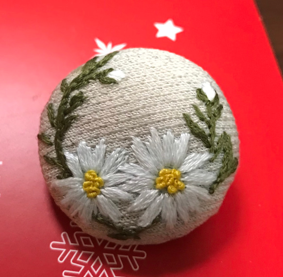 刺繍ブローチor刺繍ヘアゴム マーガレット 2枚目の画像