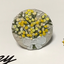 刺繍ヘアゴムor刺繍ブローチ ミモザの花束 1枚目の画像