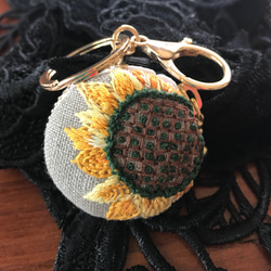 刺繍 マカロンポーチ 大きなひまわり 1枚目の画像