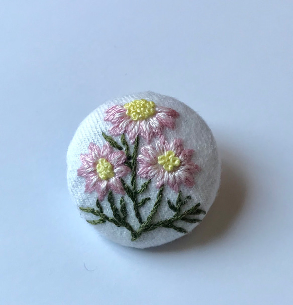 刺繍ヘアゴムor刺繍ブローチ ピンクのマーガレット 1枚目の画像