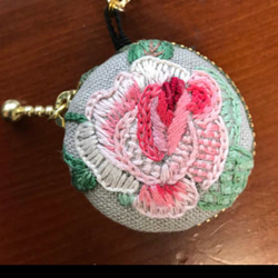 薔薇の刺繍マカロンポーチ 1枚目の画像