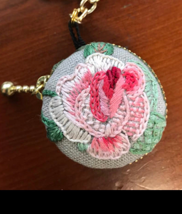 薔薇の刺繍マカロンポーチ 1枚目の画像