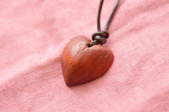 strawberry heart wood （ハートのネックレス） 1枚目の画像