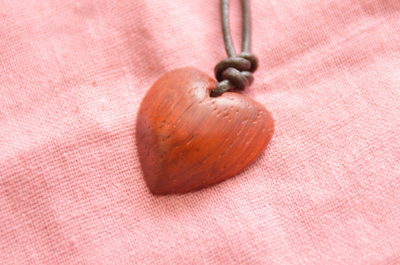 strawberry heart wood （ハートのネックレス） 2枚目の画像