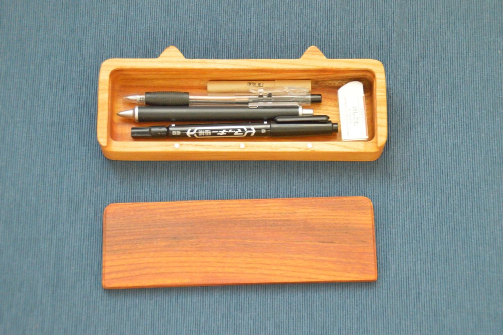 ケヤキで作ったネコ耳筆箱