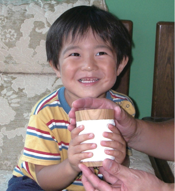 思い出の形をカップに【七五三、お食い初め、百か日、誕生日、入学祝、卒業祝、成人、母の還暦】マギーカップ　ナチュラルウッド 3枚目の画像