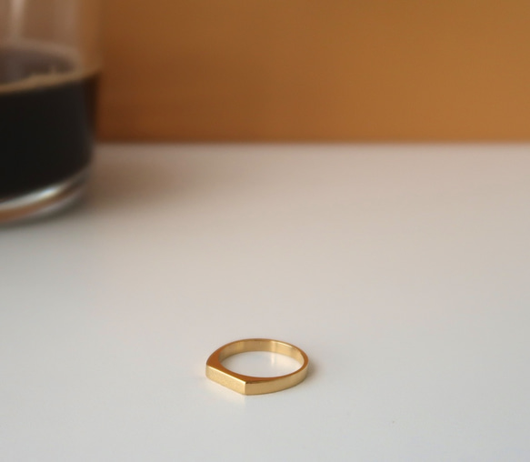 長方平面戒指 | 切面戒指| 精拋光 |高品質14K鍍金 | 簡約金色戒指 |  MINIMALIST| RUISCHE 第8張的照片
