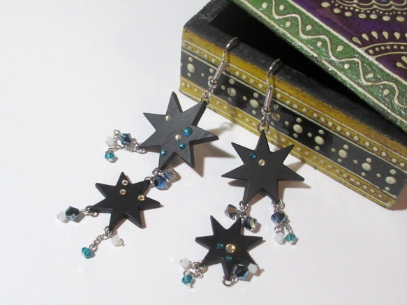 [聖誕節]時髦的黑星耳環☆木和星星和施華洛世奇珠（金屬藍）耳環改變] 第1張的照片
