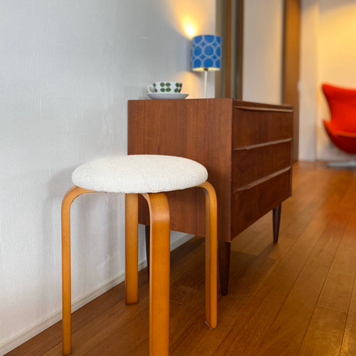 皆川明×Kvadrat タンバリンスツール【白色/ハニーブラウンフレーム