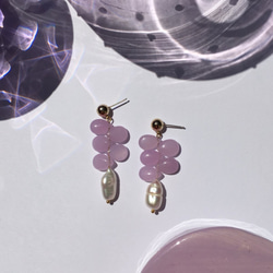 スペイン、バルセロナのUva Violetaが手作りのバイオレットドロップ型のjaと甘い気質の真珠のイヤリング 1枚目の画像