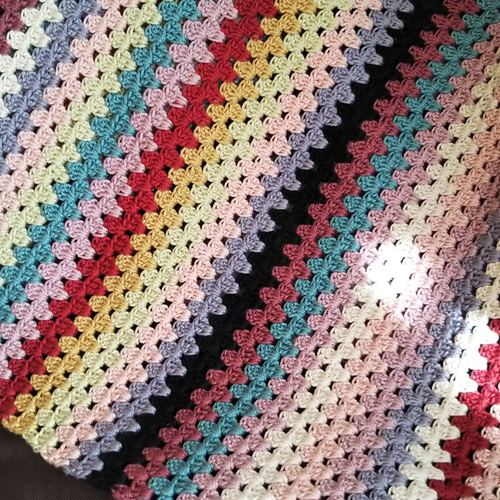 カラフルな手編みブランケットB 手編みカラフルブランケット☆68×90センチ その他インテリア雑貨