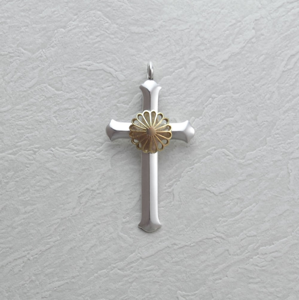 925 silver Jūmonji Cross Pendant with 18k Kiku 1枚目の画像