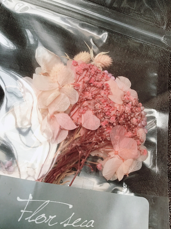 ハーバリュム材料ピンクグラデーション❤︎紫陽花、かすみ草2色小花他プリザーブドとドライフラワーの真空パック 1枚目の画像