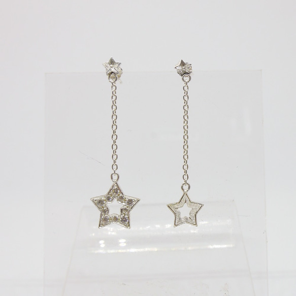 不對稱小鑽星星雕刻925純銀耳環 第2張的照片