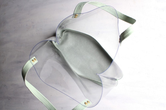 【受注生産品】ペールグリーン 手縫いのトートバッグ 〜イタリアンシュリンクレザー×PVC〜 巾着袋付き 3枚目の画像