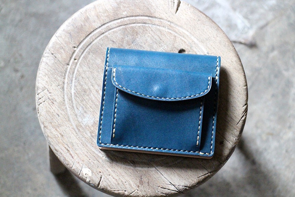 コインが取り出しやすい二つ折り財布 ～栃木アニリン青×栃木ヌメ～ イニシャル名入れ送料無料【受注生産品】