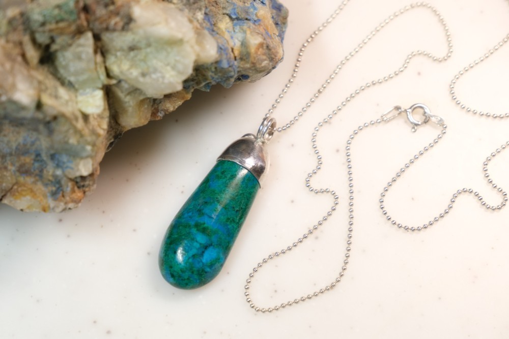 シルバー冠とクリソコーラ