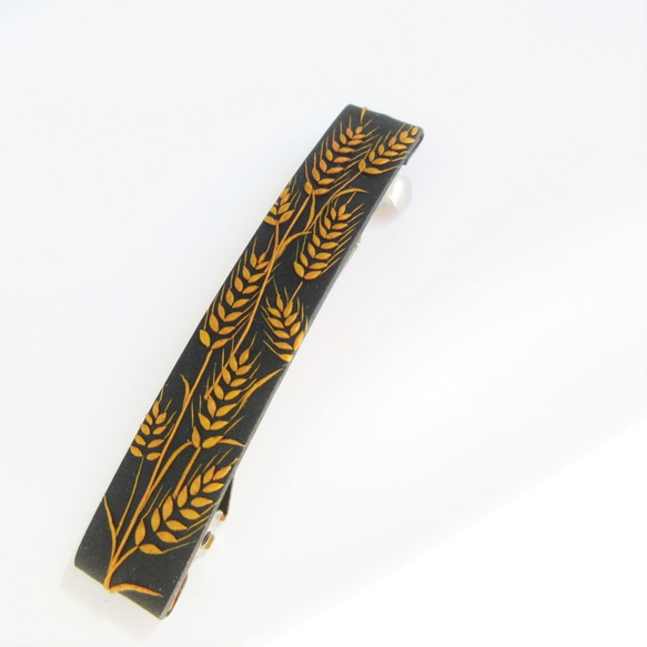 【受注制作】金色の麦の穂の髪飾りバレッタ。ブラック。6㎝。ポリマークレイ 3枚目の画像