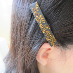 【受注制作】金色の麦の穂の髪飾りバレッタ。ブラック。6㎝ロング。「Creema限定」ポリマークレイ 4枚目の画像