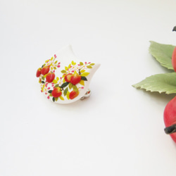 【受注制作】林檎（リンゴ）と花の絢爛な猫のブローチ。「Creema限定」ポリマークレイ 3枚目の画像