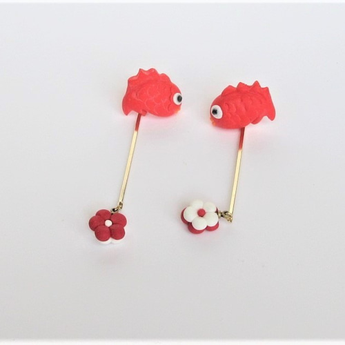 現品限り】鯛と紅白梅のつるし雛風ピアス。ポリマークレイ 『Creema