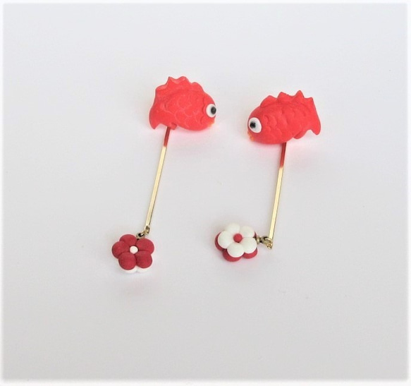 現品限り】鯛と紅白梅のつるし雛風ピアス。ポリマークレイ 『Creema