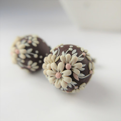 10㎜。チョコレート色のもっとちっちゃな花柄てまりピアス/イヤリング。「Creema限定」ポリマークレイ 2枚目の画像