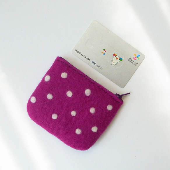 【免運費】紫色點點/羊毛氈零錢包(禮物 多用途 小包 收納包 拉鍊包 實用 小巧 點點 精選) 第4張的照片