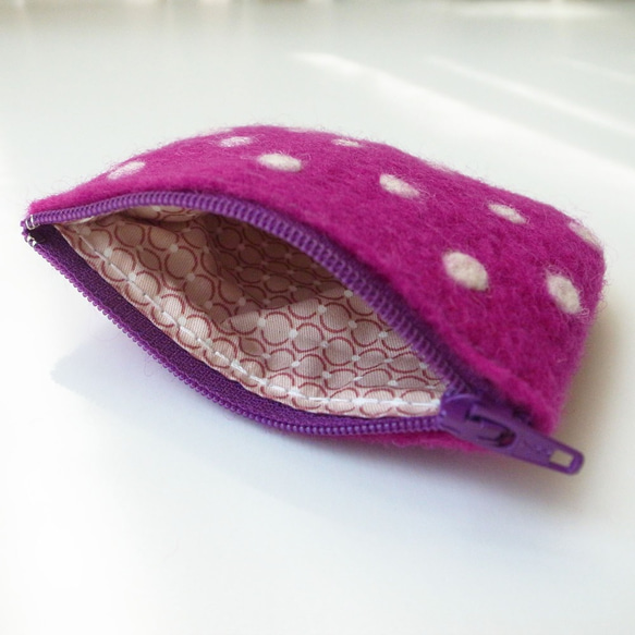 【免運費】紫色點點/羊毛氈零錢包(禮物 多用途 小包 收納包 拉鍊包 實用 小巧 點點 精選) 第7張的照片