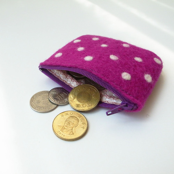 【免運費】紫色點點/羊毛氈零錢包(禮物 多用途 小包 收納包 拉鍊包 實用 小巧 點點 精選) 第1張的照片