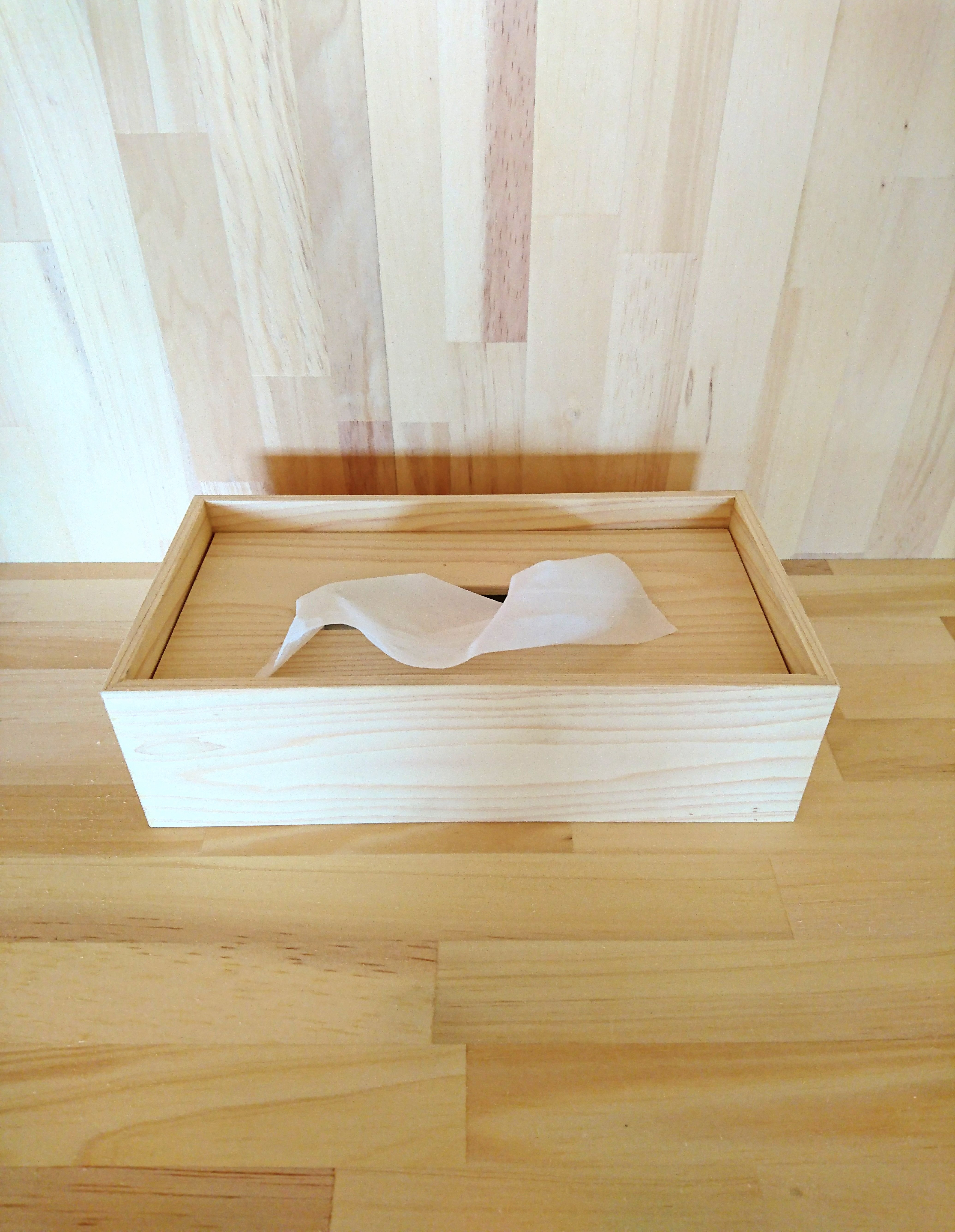 温かみあるティッシュケース、天然杉