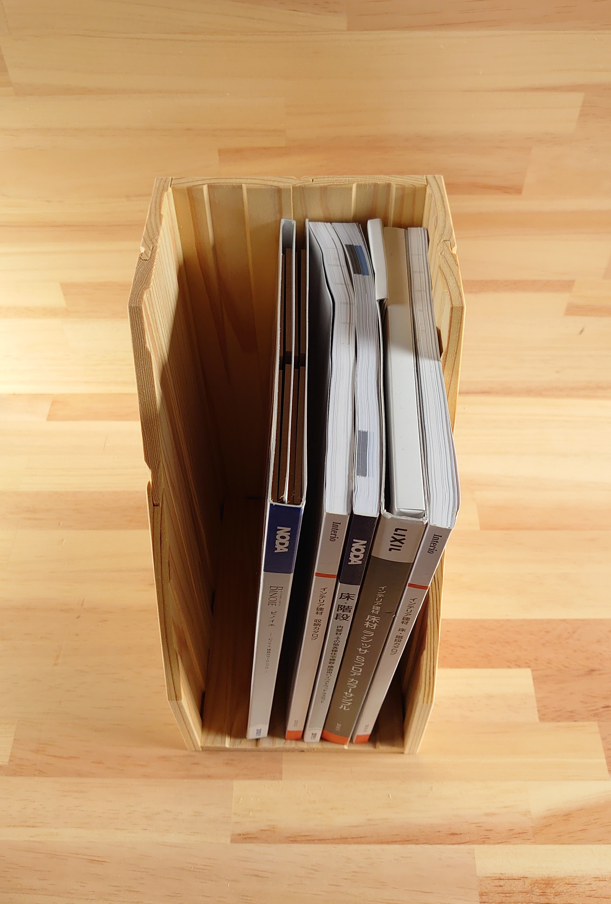 木製ブックスタンド、温かみある天然木