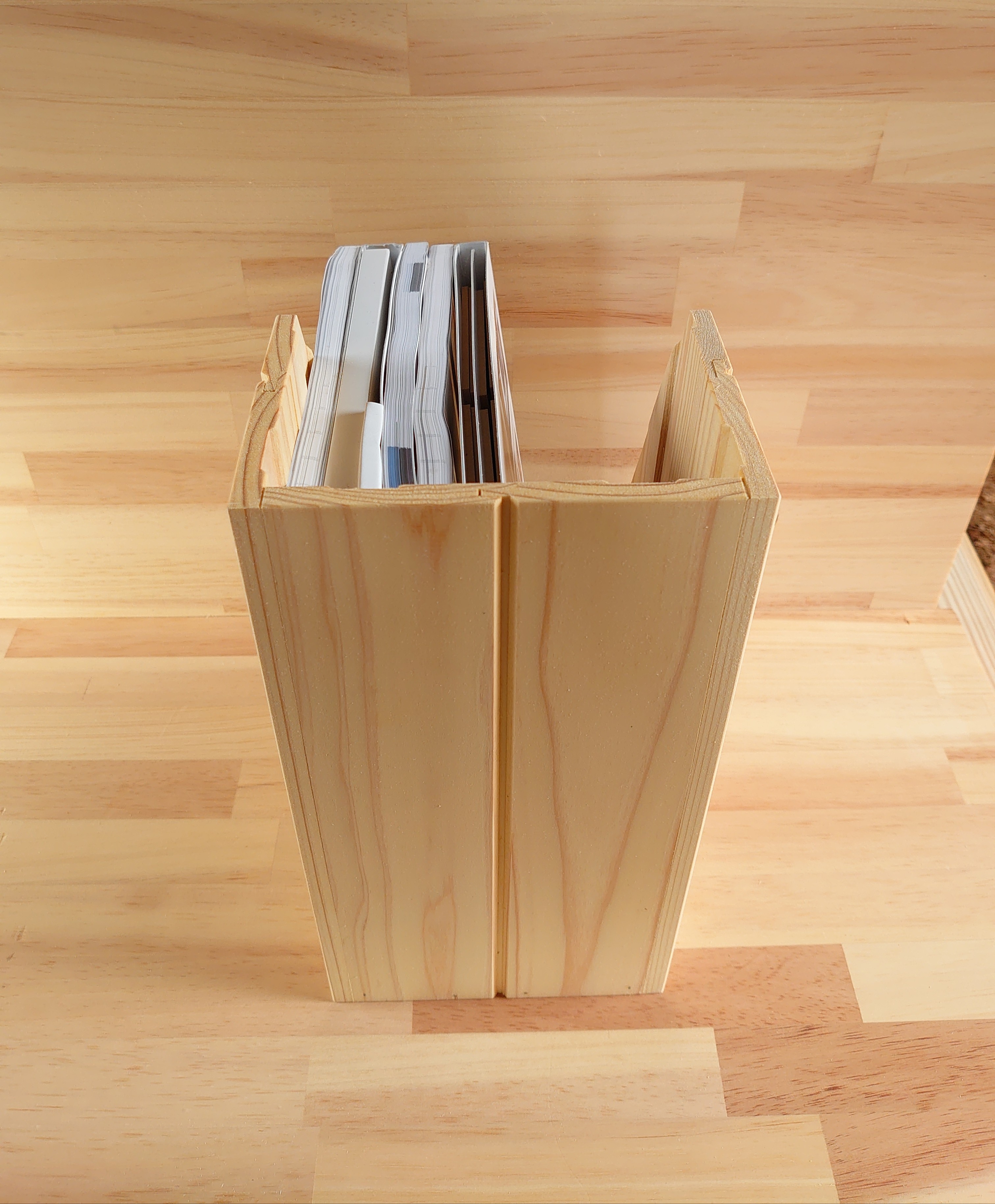 木製ブックスタンド、温かみある天然木