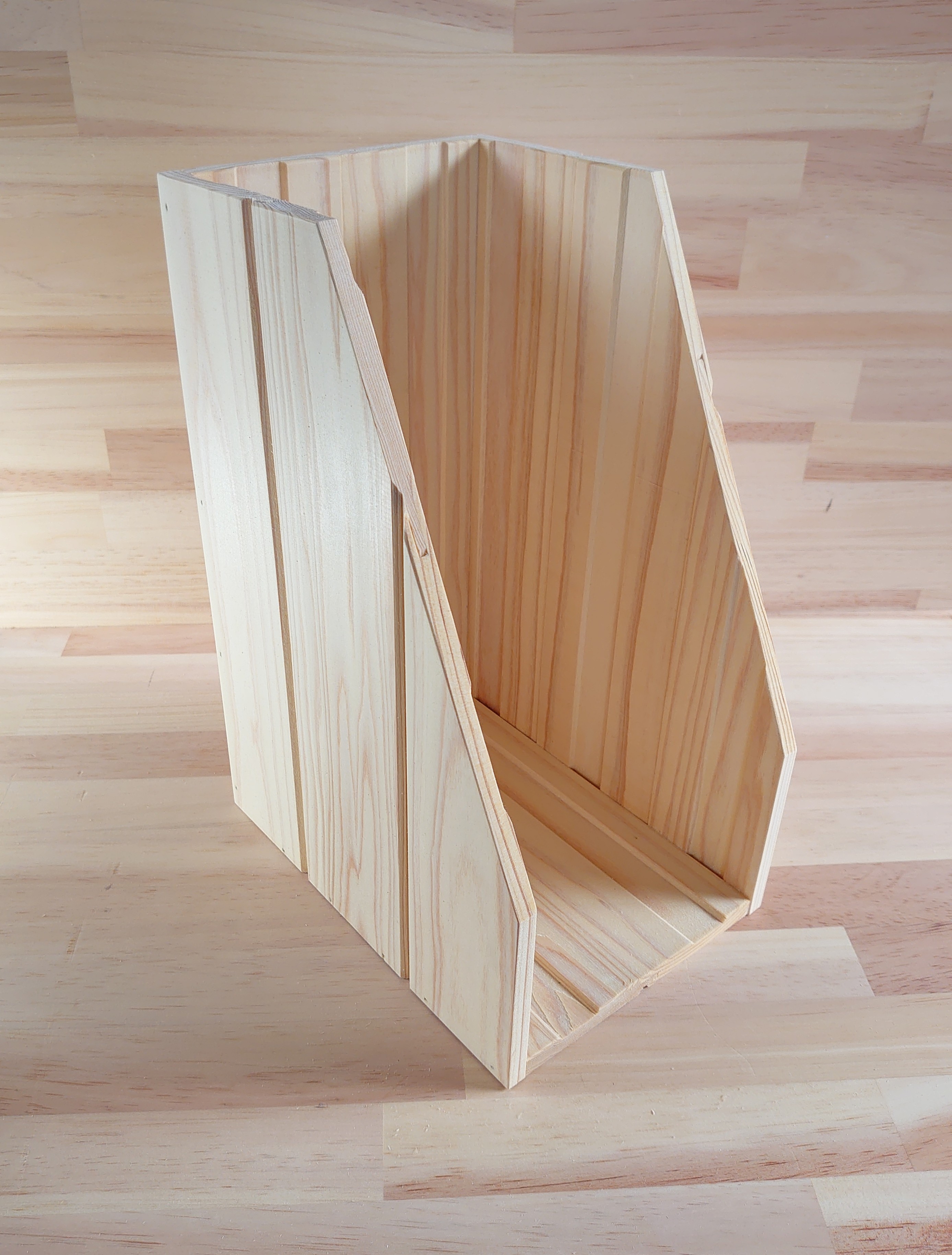 木製ブックスタンド、温かみある天然木