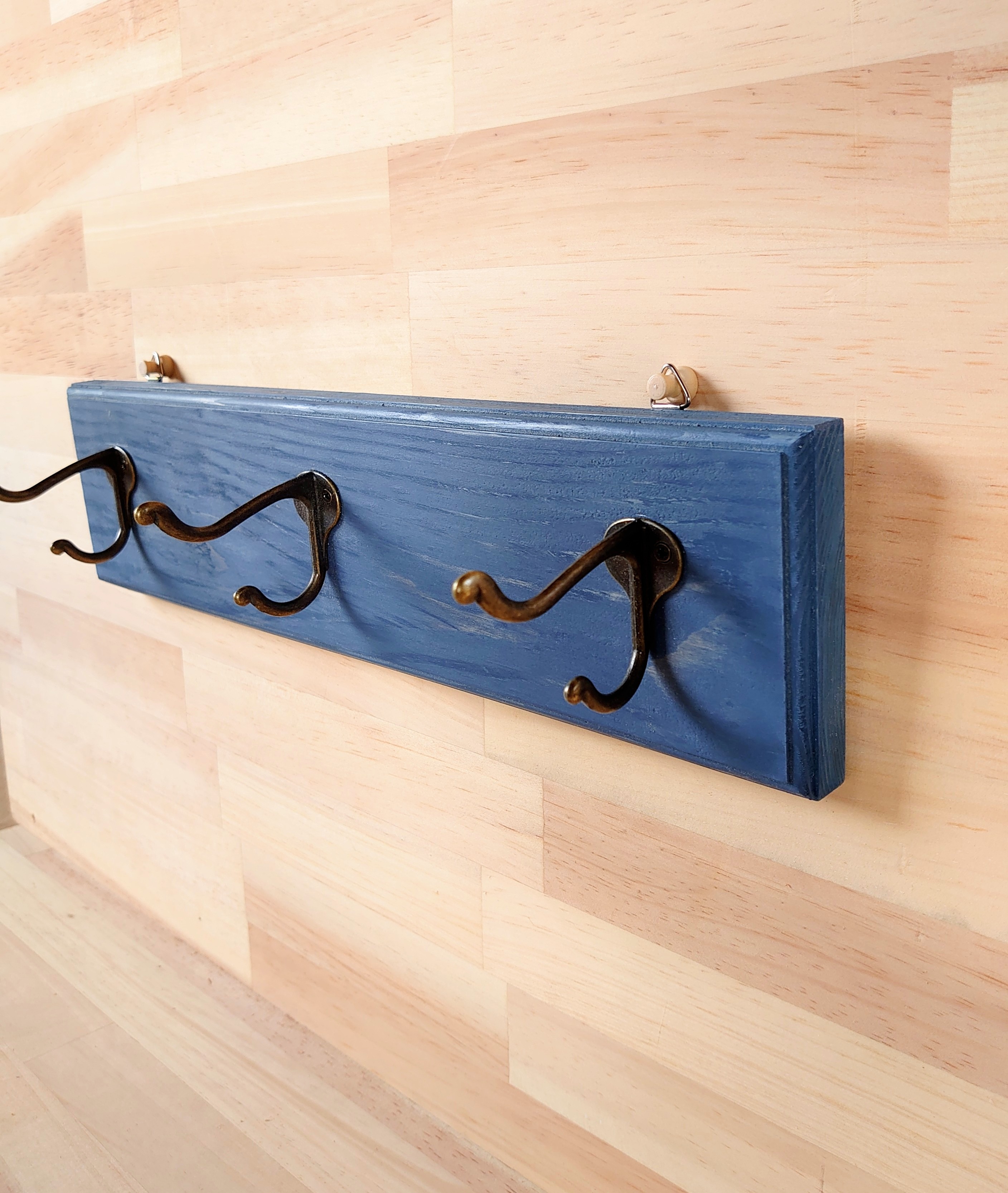 カントリーブルーのウォールハンガー、壁掛けフック、木製