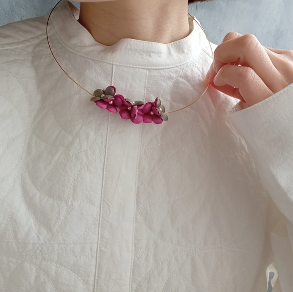 染布花のワイヤーネックレス マゼンタピンク/グレージュ -irodori- 7枚目の画像