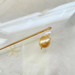 〈ゴールド真珠とアコヤ真珠の玉簪〉本真珠　揺れる簪　ゴールド真珠　オトナ　あこや真珠　お洒落　パール　金色の真珠　和装 1枚目の画像