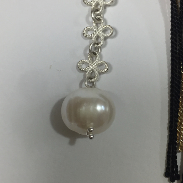大粒真珠の揺れる簪 正絹 黒 房飾り パール（鈴 和小物 帯飾りかんざし 髪飾り 根付け ） 2枚目の画像