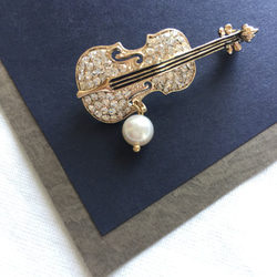 本真珠とバイオリンの帯留めブローチ 和小物 音楽アクセサリー K18メッキ 紳士アク　　　　　セサリー プレゼント 1枚目の画像