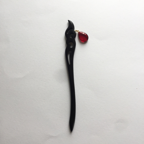 黒檀の簪 赤い琥珀 揺れる しずく かんざし 2枚目の画像