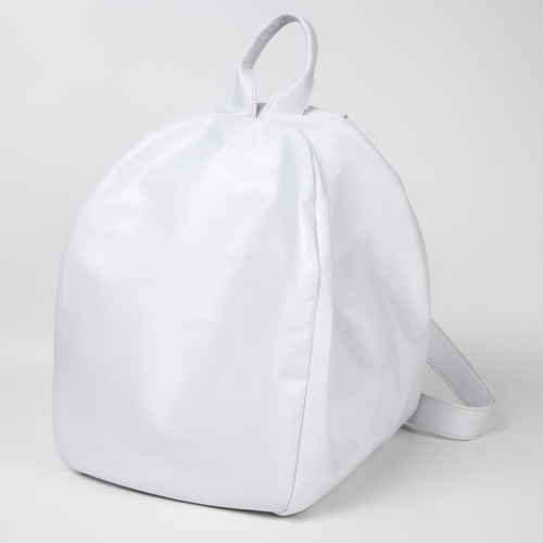 ホワイトレザーのリュック apres jour（アプレジュール）の「フェイクレザーリュック【ZOZOTOWN