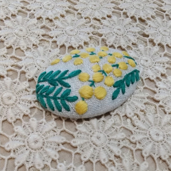 ミモザの刺繍ブローチ【mimosa】 2枚目の画像