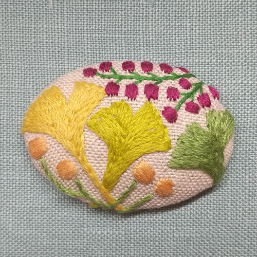 シックな色の糸とビーズで、花の刺繍ブローチ | 小林 彩乃 |本