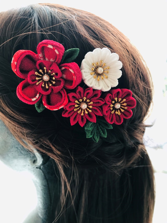 つまみ細工のクリップ髪飾り　桃花と小花3種 3枚目の画像